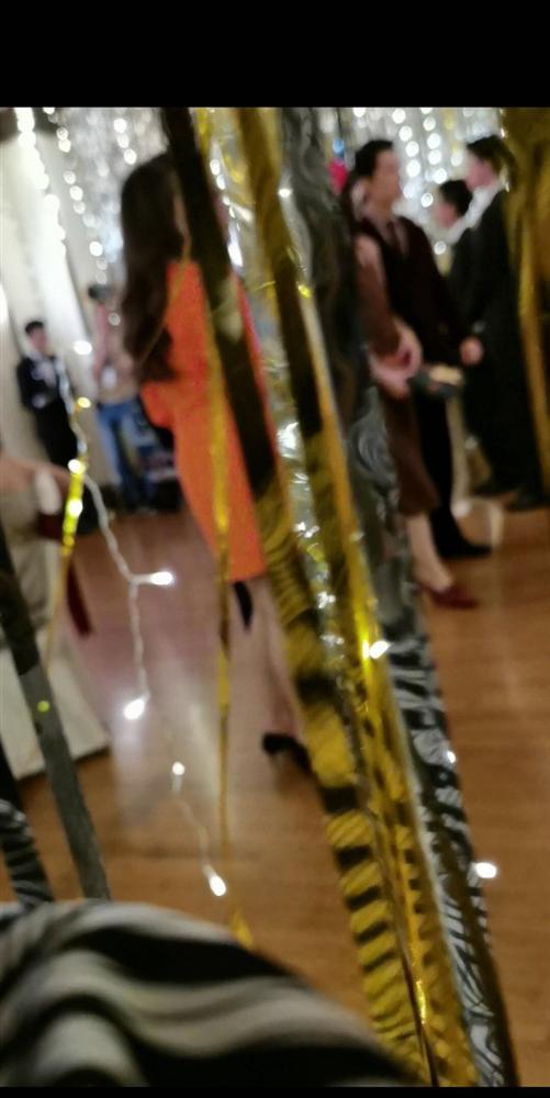 Đường Yên chính thức xuất hiện trên trường quay với Hồ Ca, lộ gương mặt tròn sau khi sinh con-2