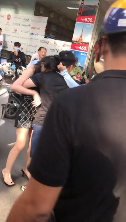 Tiểu tam hot nhất MXH lộ bụng ngấn mỡ khi diện váy ôm, body không nuột như tưởng tượng-1