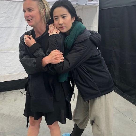 Khoe trọn dáng vóc với bộ đồ ôm sát nhưng sao Lưu Diệc Phi lại lùn một mẩu như thế này?-2