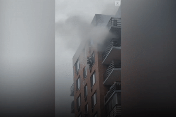 Người phụ nữ đu bám cửa số tầng 16 'chạy trốn' đám cháy lớn