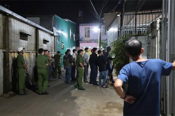 Nghẹt thở phá cửa bắt nghi phạm đâm chết em trai, cố thủ trong nhà ở Lâm Đồng-1