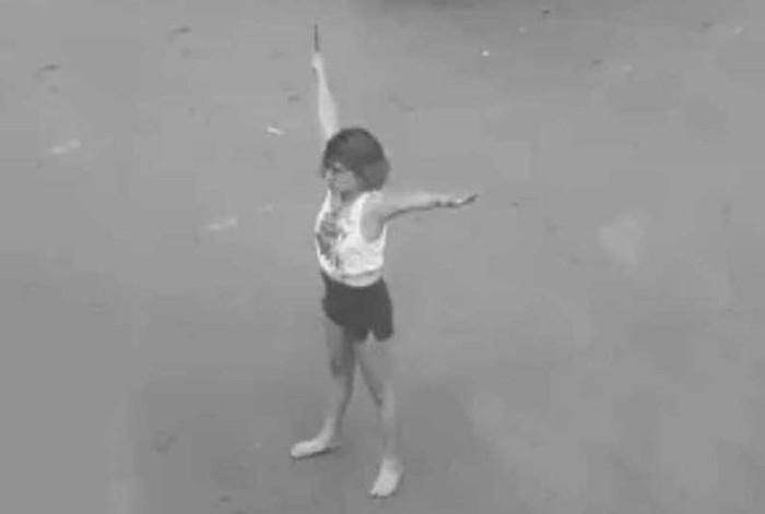 Cô gái trẻ nghi ngáo đá cầm dao phân luồng giao thông ở trung tâm TP. HCM-1