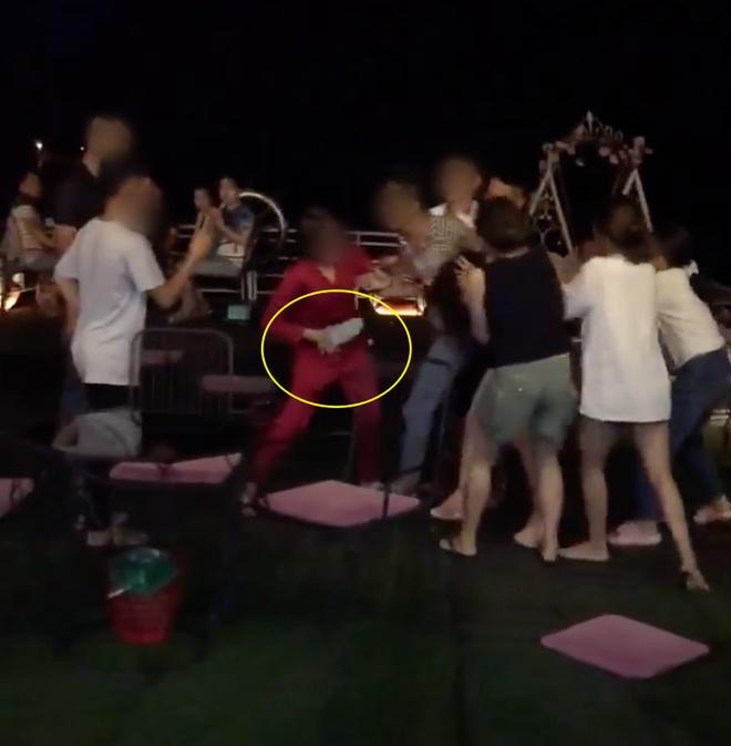 Lại đánh ghen kinh hoàng ở Hà Nội: Vợ cùng hội chị em xé áo Tuesday tơ hơ giữa phố-2