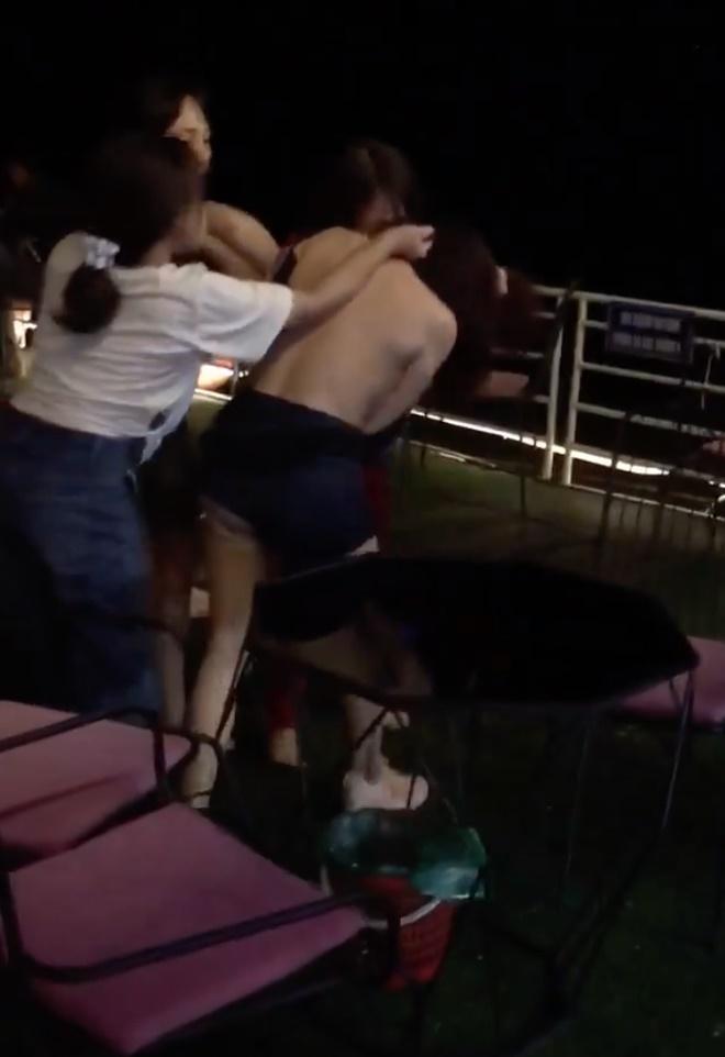 Lại đánh ghen kinh hoàng ở Hà Nội: Vợ cùng hội chị em xé áo Tuesday tơ hơ giữa phố-3