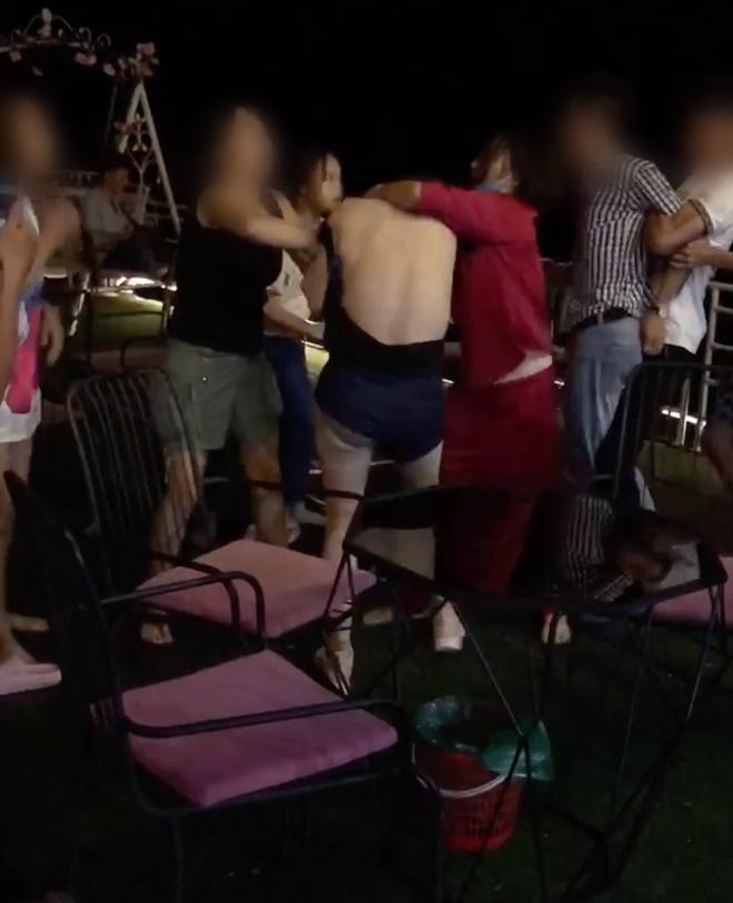 Lại đánh ghen kinh hoàng ở Hà Nội: Vợ cùng hội chị em xé áo Tuesday tơ hơ giữa phố-4