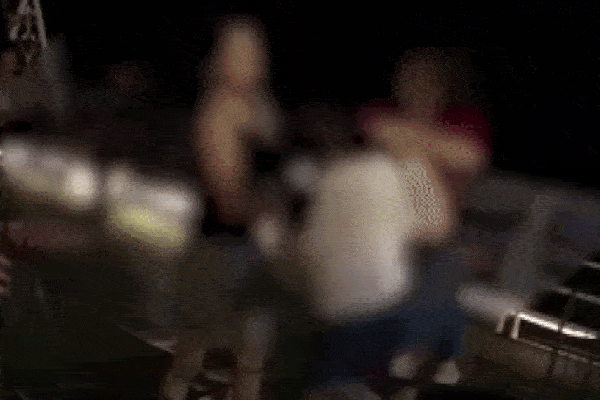 Lại đánh ghen kinh hoàng ở Hà Nội: Vợ cùng hội chị em xé áo 'Tuesday' tơ hơ giữa phố