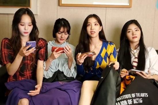 Nhóm nhạc nữ Hàn Quốc bị quấy rối trước ống kính