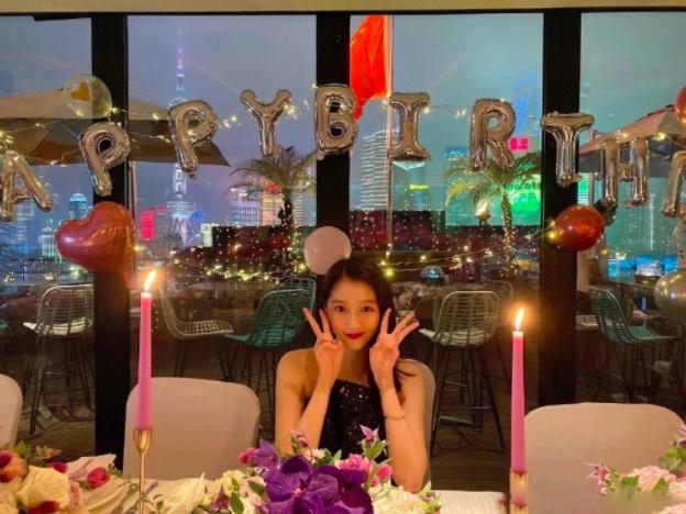 Vắng bóng Lộc Hàm, Quan Hiểu Đồng lên đồ sexy trong ngày sinh nhật-1