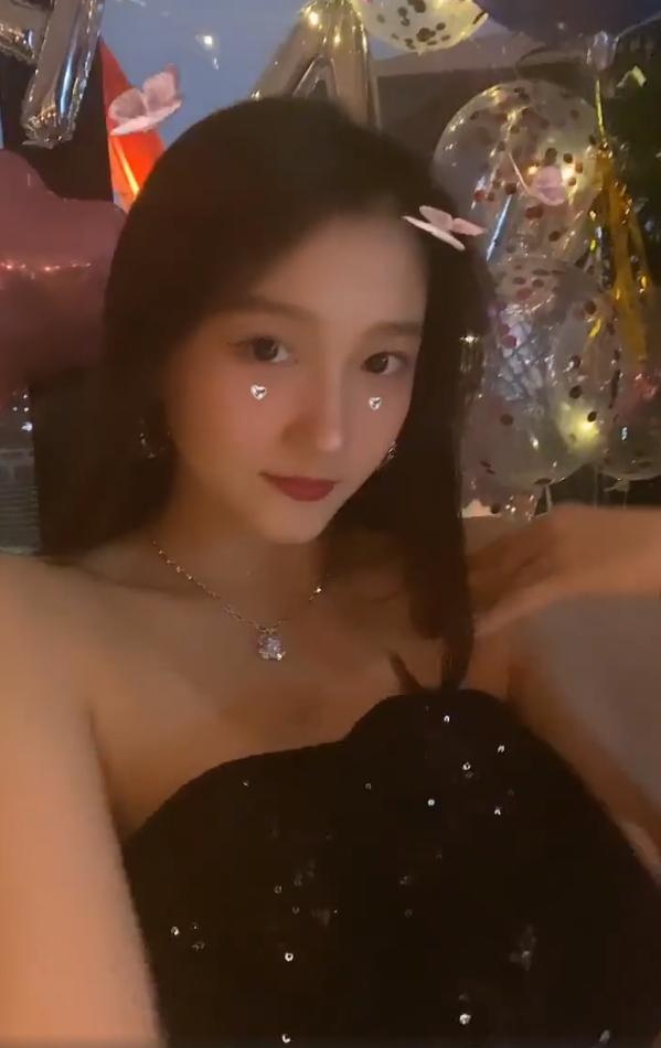 Vắng bóng Lộc Hàm, Quan Hiểu Đồng lên đồ sexy trong ngày sinh nhật-3