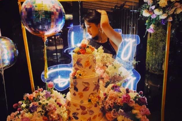 Vắng bóng Lộc Hàm, Quan Hiểu Đồng lên đồ sexy trong ngày sinh nhật-2