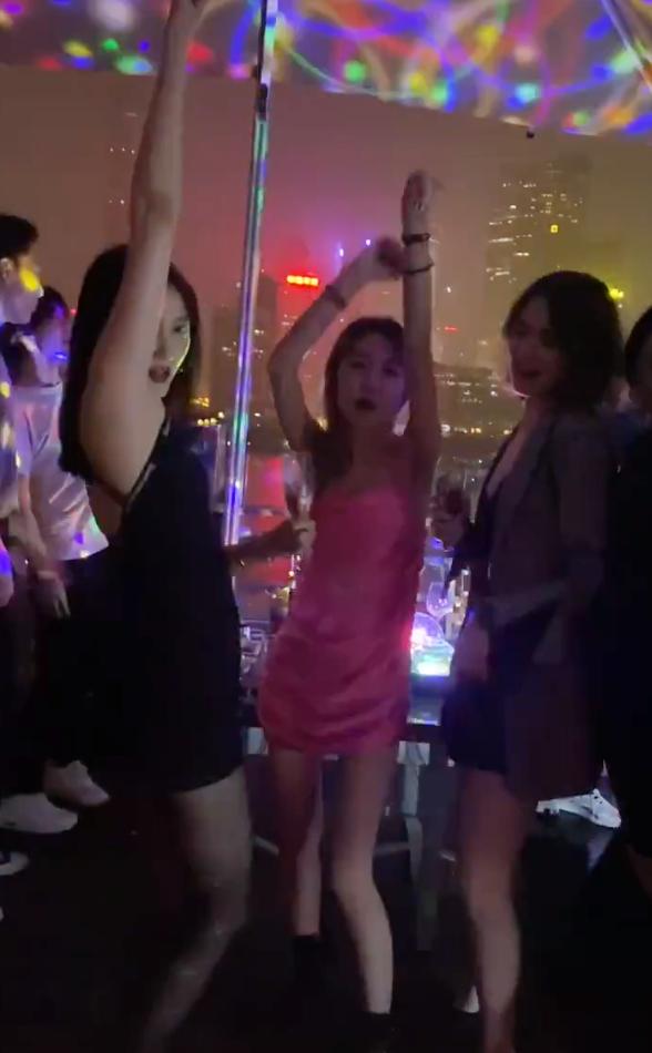 Vắng bóng Lộc Hàm, Quan Hiểu Đồng lên đồ sexy trong ngày sinh nhật-5