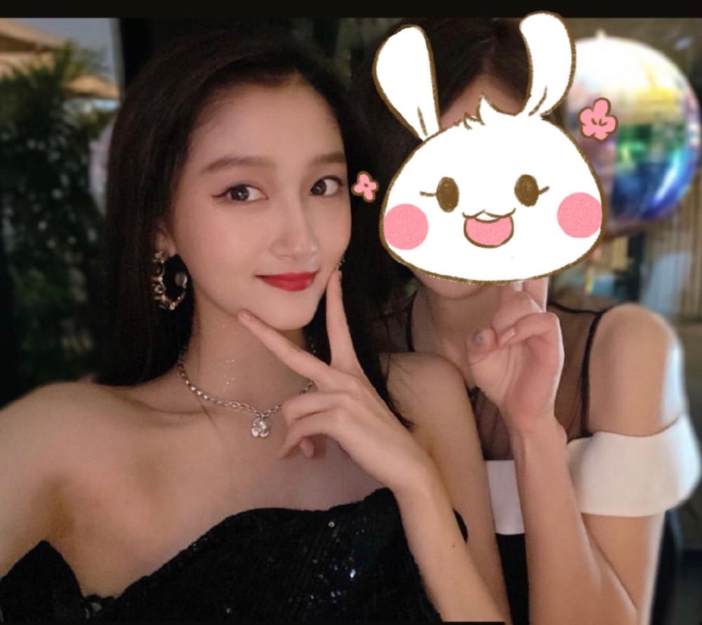 Vắng bóng Lộc Hàm, Quan Hiểu Đồng lên đồ sexy trong ngày sinh nhật-7