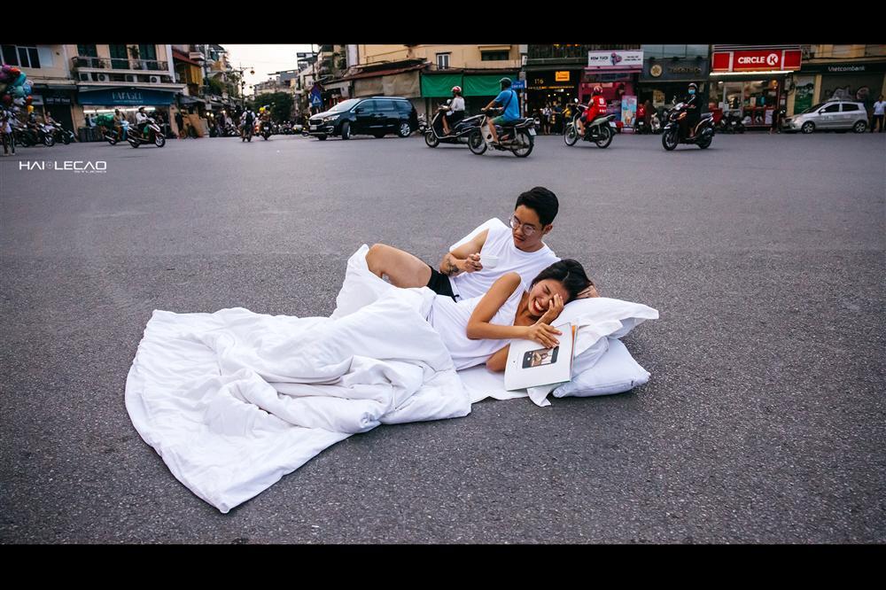 Full ảnh cưới cặp nam nữ nằm tênh hênh giữa phố đi bộ hồ Gươm xôn xao MXH-1