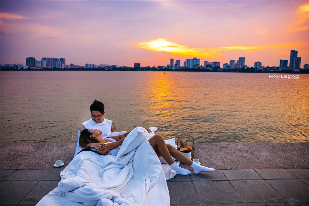 Full ảnh cưới cặp nam nữ nằm tênh hênh giữa phố đi bộ hồ Gươm xôn xao MXH-4