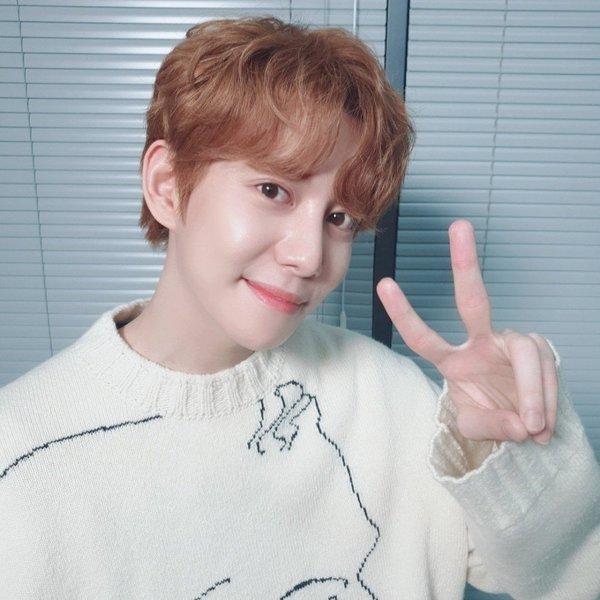 Block B Park Kyung bị nộp phạt 5 triệu won (98 triệu đồng) vì tội danh phỉ báng. Trước đó, nam thần tượng đã chỉ đích danh hàng loạt nghệ sĩ gian lận trên bảng xếp hạng nhạc số. Sau đó, công ty quản lý của ca sĩ VIBE là Major Nine Entertainment đã nộp đơn kiện Park Kyung ra tòa.