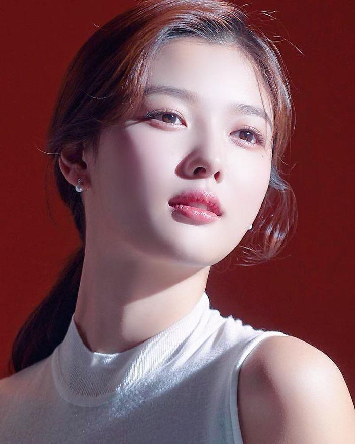 Kim Yoo Jung chính thức kết thúc hợp đồng với SidusHQ sau 10 năm gắn bó. Nữ diễn viên xác nhận về chung một nhà với Park Seo Joon, công ty Awesome ENT.