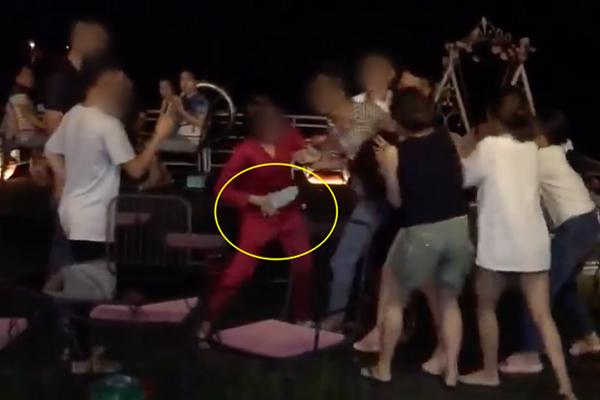 Người phụ nữ bị đánh ghen, lột đồ trong quán cà phê là nhân viên trường học-2