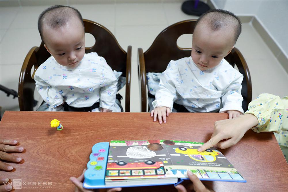 Trúc Nhi - Diệu Nhi tập đứng, tập bò, trao cho nhau cái hôn má tình cảm-4