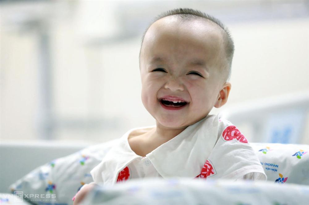 Trúc Nhi - Diệu Nhi tập đứng, tập bò, trao cho nhau cái hôn má tình cảm-8