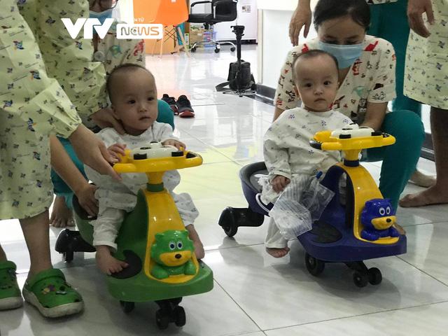 Trúc Nhi - Diệu Nhi tập đứng, tập bò, trao cho nhau cái hôn má tình cảm-11