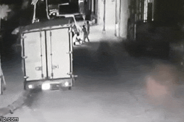 Cuỗm đồ định mang đi tẩu thoát, tên trộm chưa kịp hí hửng đã nhận 'mưa đòn' tấn công