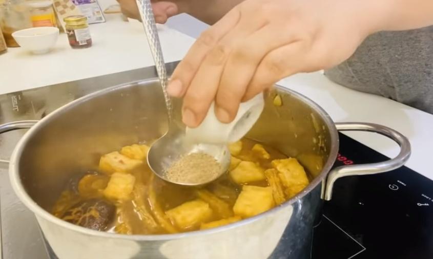 MC đình đám showbiz làm hàng xóm chết thèm khi làm bún Huế chay ngon mê ly-6