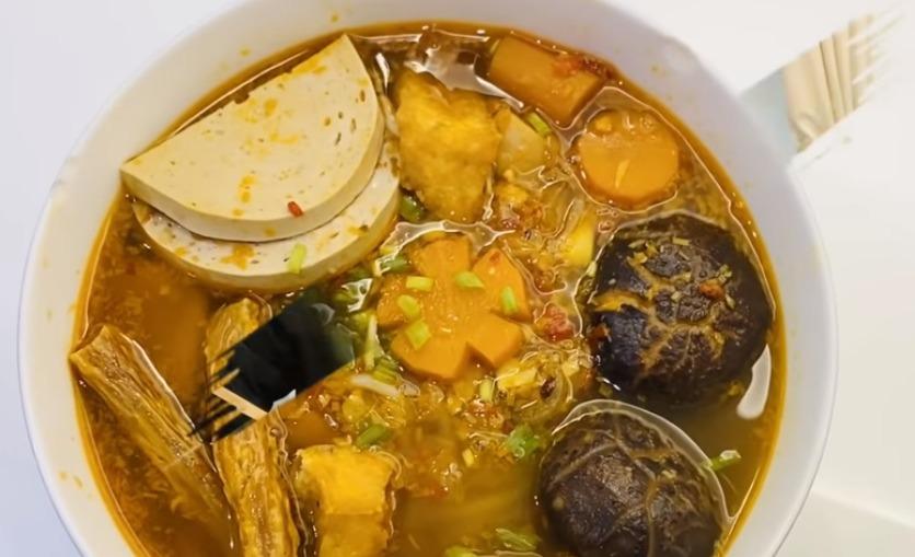 MC đình đám showbiz làm hàng xóm chết thèm khi làm bún Huế chay ngon mê ly-7