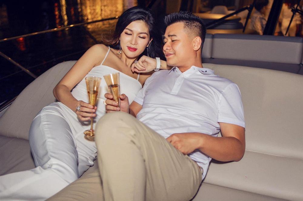 Đẻ liên tiếp 6 lần, Hoa hậu được tặng nhà 100 tỷ gây hoảng với ảnh sạm da, xuề xòa-3