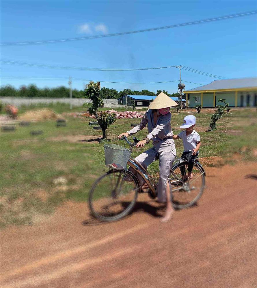 Đẻ liên tiếp 6 lần, Hoa hậu được tặng nhà 100 tỷ gây hoảng với ảnh sạm da, xuề xòa-7