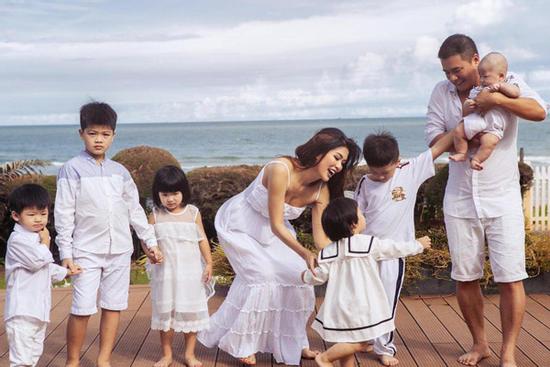 Đẻ liên tiếp 6 lần, Hoa hậu được tặng nhà 100 tỷ gây hoảng với ảnh sạm da, xuề xòa