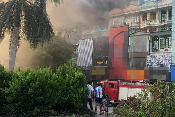 Cháy lớn tại quán karaoke trên đường Hoàng Quốc Việt, Hà Nội-1