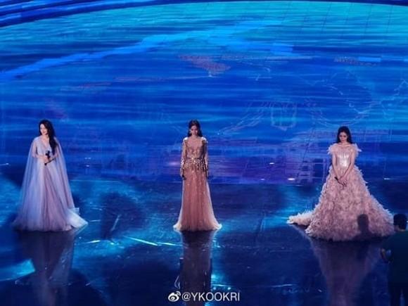 AngelaBaby hiếm hoi chung khung hình với Lý Thấm, Trương Thiên Ái: Nhan sắc cạnh tranh thế nào?-1