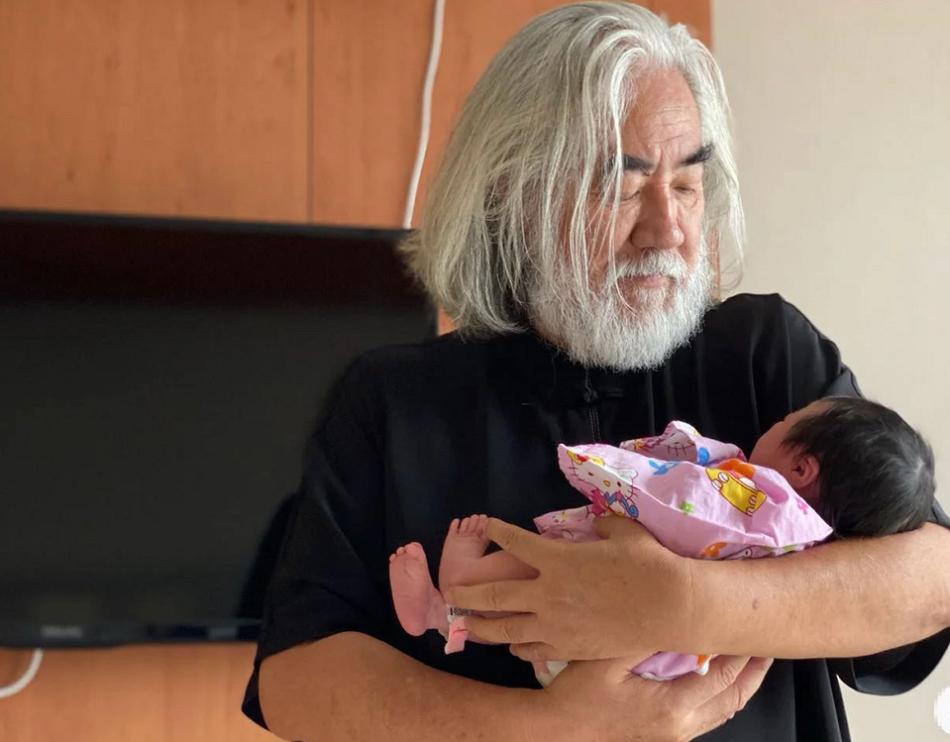 Đạo diễn 69 tuổi Trương Kỷ Trung khoe con gái mới chào đời-1