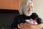 Đạo diễn 69 tuổi Trương Kỷ Trung khoe con gái mới chào đời