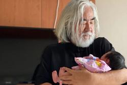 Đạo diễn 69 tuổi Trương Kỷ Trung khoe con gái mới chào đời