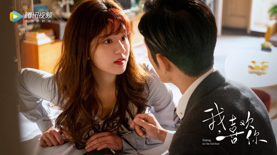 Triệu Lộ Tư lộ cằm ngấn mỡ và da mặt sần sùi khi không có photoshop-2