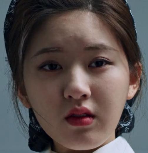 Triệu Lộ Tư lộ cằm ngấn mỡ và da mặt sần sùi khi không có photoshop-6