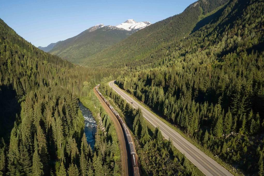 Chuyến tàu Skeena bắt đầu từ công viên quốc gia Jasper, Alberta, và kết thúc tại vùng núi xa xôi British Columbia ở Canada. Dưới bầu trời xanh chói chang nắng, đoàn tàu chạy theo hướng tây bắc, qua núi Robson phủ đầy tuyết trắng và chạy dọc ven những hồ nước xanh tĩnh lặng. Từ trên tàu, hành khách có thể nhìn thấy nhiều động vật hoang dã như gấu đen, hươu đuôi trắng, nai sừng tấm.