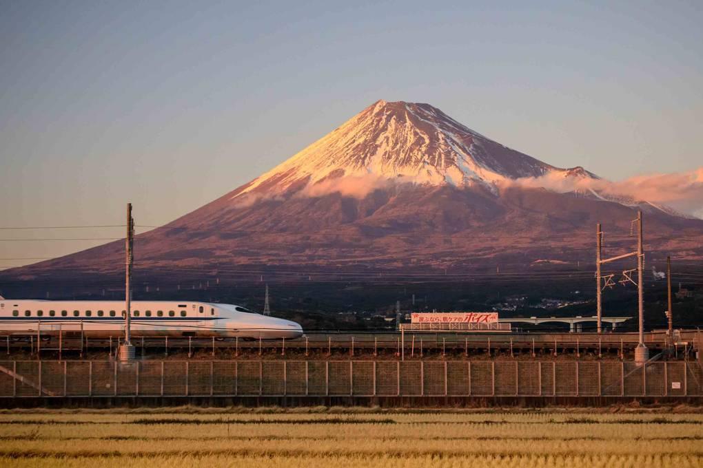 Vào năm 1964, tàu cao tốc Shinkansen đầu tiên khởi hành từ Tokyo đến Osaka, Nhật Bản. Dù sau này các phương tiện siêu tốc khác vận hành tiết kiệm thời gian di chuyển hơn, trải nghiệm trên tàu Shinkansen băng qua núi Phú Sĩ vẫn được đánh giá là không gì sánh được. Du khách trên tàu sẽ được thưởng thức món ekiben mang đặc trưng từng vùng với các nguyên liệu theo mùa.