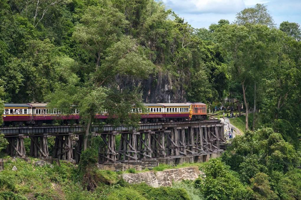 Chuyến tàu từ ga Thonburi (Bangkok) đến ga Nam Tok (Kanchanaburi) được biết đến với cái tên 