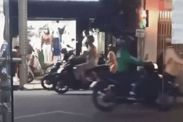 Clip: Yêu đương gì mà cặp trai gái ăn miếng trả miếng, quyết 'sống mái' giữa phố