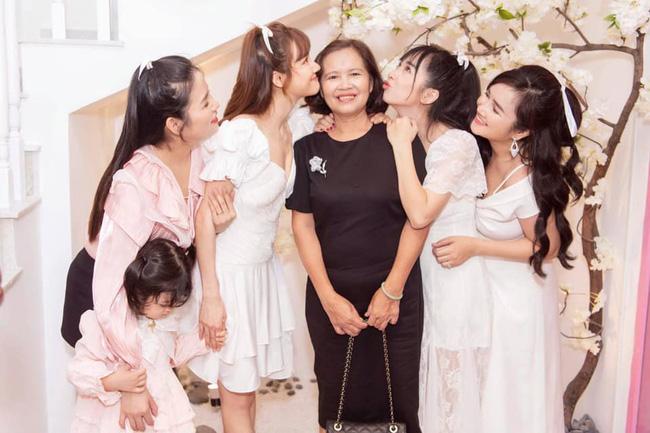 Nhã Phương đăng ảnh bên gia đình, cộng đồng mạng lo sốt vó khi nhìn vào bộ phận này của cô-1