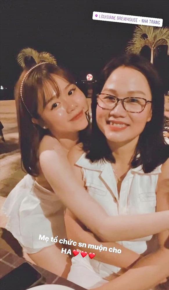 Bạn gái Quang Hải lần đầu khoe mẹ ruột, nhìn qua cứ ngỡ hai chị em-1