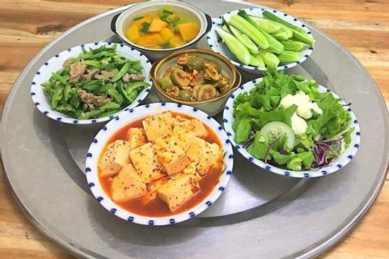 Mâm cơm 53k xôn xao MXH: Người ngoài chê bủn xỉn, người nhà khen cực ngon