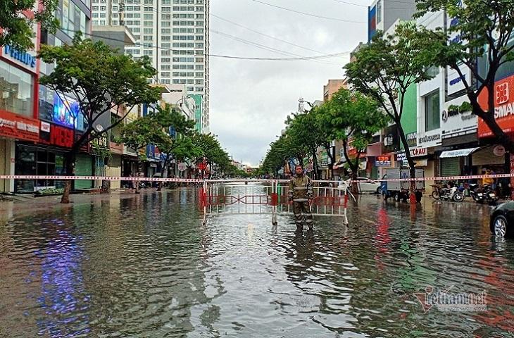 Mưa xối xả, đường ở Đà Nẵng thành sông, hàng loạt cây xanh ngã đổ-1