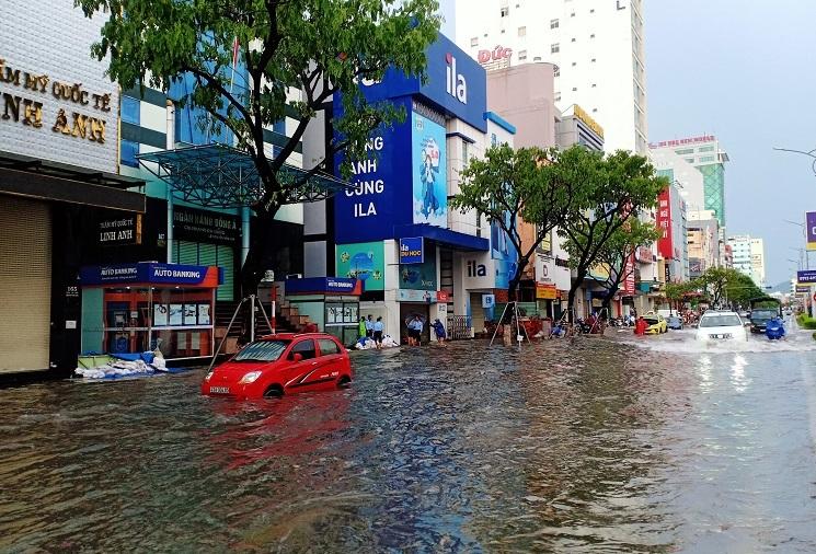 Mưa xối xả, đường ở Đà Nẵng thành sông, hàng loạt cây xanh ngã đổ-2
