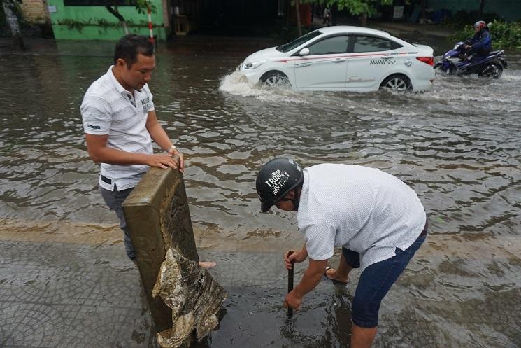 Mưa xối xả, đường ở Đà Nẵng thành sông, hàng loạt cây xanh ngã đổ-7