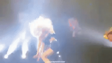 Những màn vũ đạo sexy nghẹt thở của Lisa khiến fan bất chấp rớt liêm sỉ-9