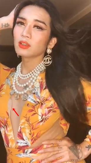 BB Trần để lộ đồ nghề biến thẳng thành cong ngay trên sóng livestream-3