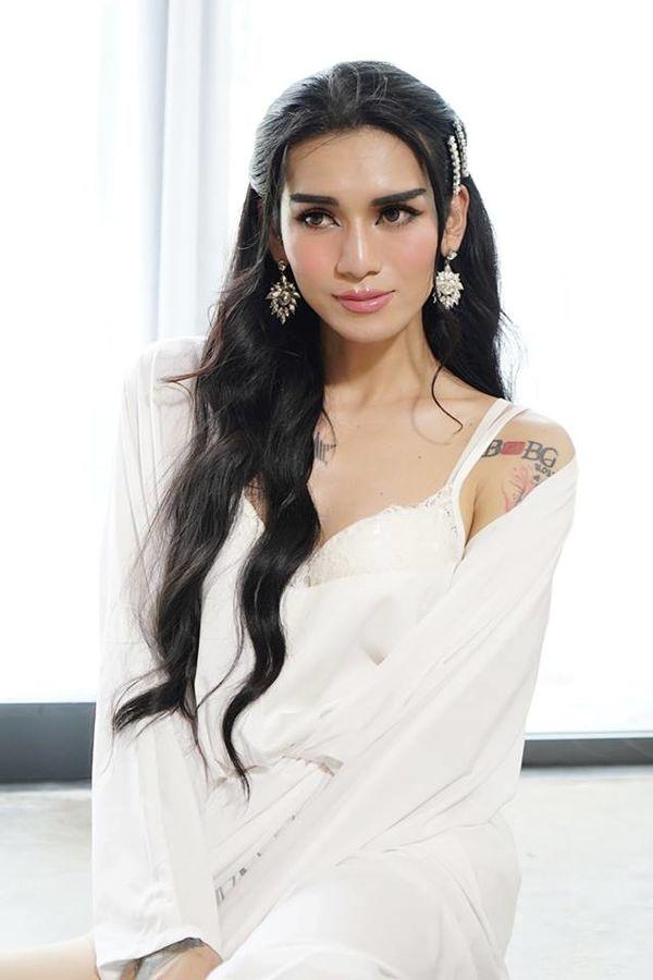 BB Trần diện váy xẻ sâu giả gái, dân mạng thót tim vì hớ hênh-8